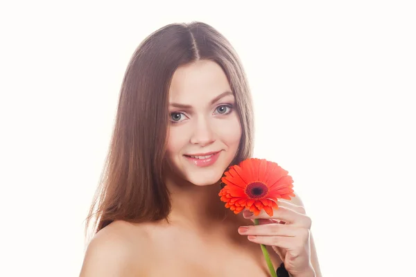 Retrato de una joven hermosa mujer con gerberas rojas — Foto de Stock