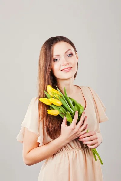 Retrato de mujer hermosa con tulipanes — Foto de Stock