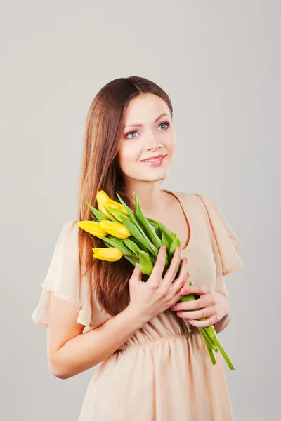 Portret van mooie vrouw met tulpen — Stockfoto