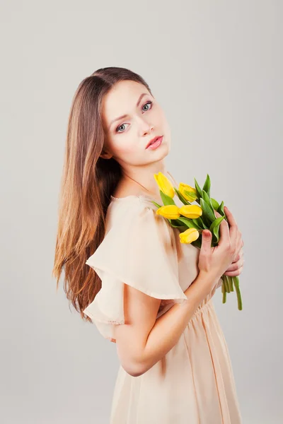 Porträtt av vacker kvinna med tulpaner — Stockfoto