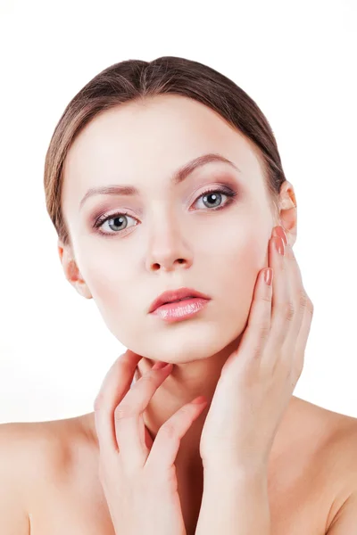 Beauté jeune femme à la peau saine - sur blanc — Photo