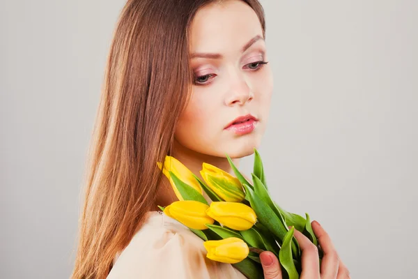 Portret van mooie vrouw met tulpen — Stockfoto