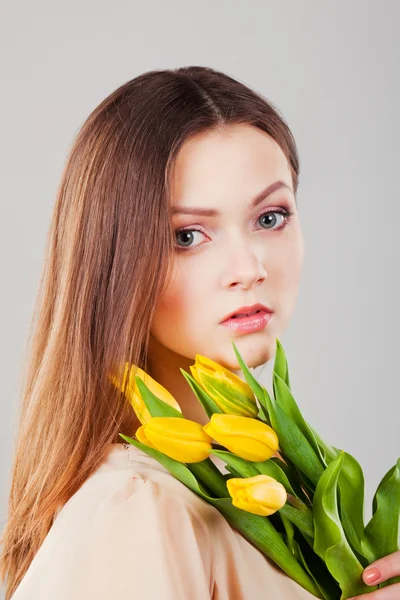 Portrait de belle femme avec tulipes — Photo