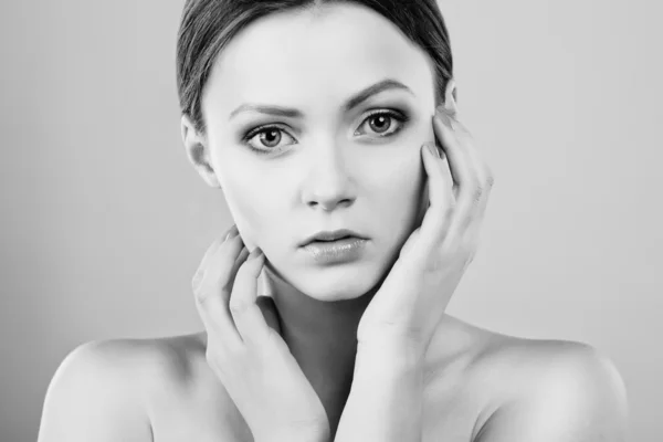 Mooie jonge vrouwelijke gezicht met frisse schone huid-bw afbeelding — Stockfoto