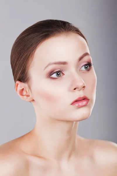 Schönes junges weibliches Gesicht mit frischer, sauberer Haut — Stockfoto