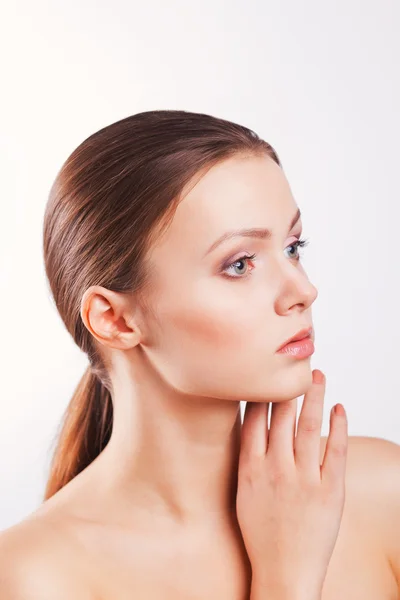 Beauté jeune femme à la peau saine - sur blanc — Photo