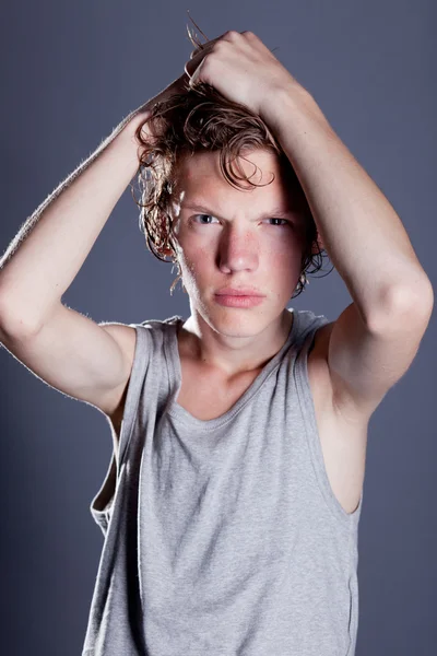 Nastoletni chłopiec, boli wyrażenie, trzymając głowę — Zdjęcie stockowe
