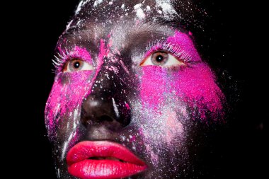 siyah yüz ve sanat makyaj ile güzel bir kadın fotoğrafı