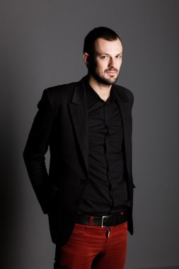 Çekici genç adam.