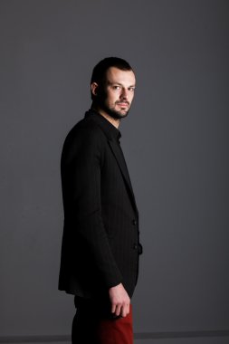 Çekici genç adam.