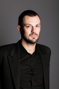 çekici bir genç adam gülümsüyor