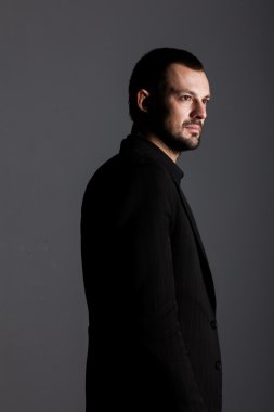 Çekici genç adam.