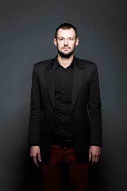 Çekici genç adam.