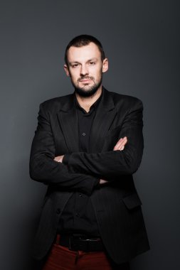 Çekici genç adam.