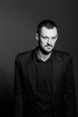 Çekici genç adam.