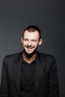 çekici bir genç adam gülümsüyor