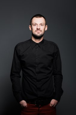 Çekici genç adam.