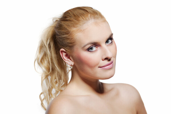 Молодая красивая женщина с красивыми светлыми волосами изолированы на белом фоне
