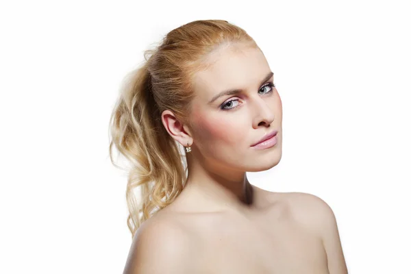 Jonge mooie vrouw met mooie blonde haren geïsoleerd op witte achtergrond — Stockfoto