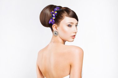 beyaz zemin üzerinde güzel mutlu gelin