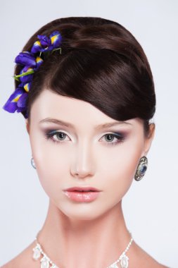 beyaz zemin üzerinde güzel mutlu gelin