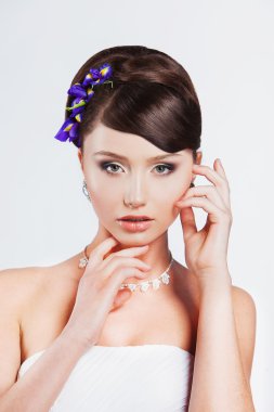 beyaz zemin üzerinde güzel mutlu gelin