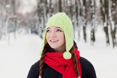 kar, gülümseyen kadın portresi