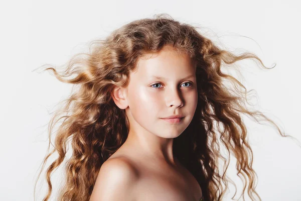 Piccola ragazza bionda con bei capelli ricci — Foto Stock