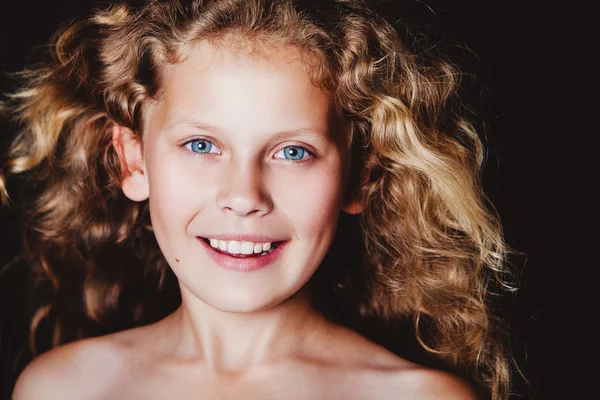 Menina loira com cabelo encaracolado bonito — Fotografia de Stock
