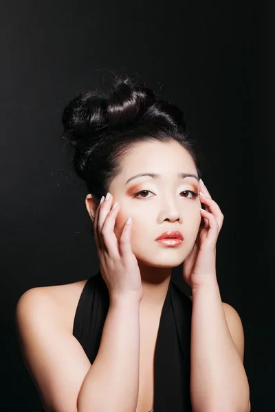 Beautiful young asian model — Stock Photo, Image