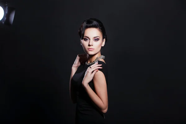 Närbild porträtt av en vacker brunett modell — Stockfoto