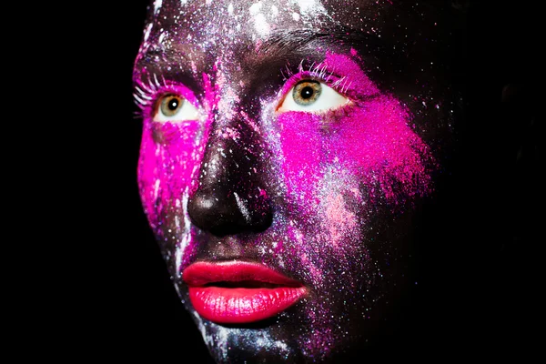 Sztuka Fotografia piękny model kobiety z kreatywnych plastikowe niezwykłe czarna maska jasny kolorowy makijaż — Zdjęcie stockowe