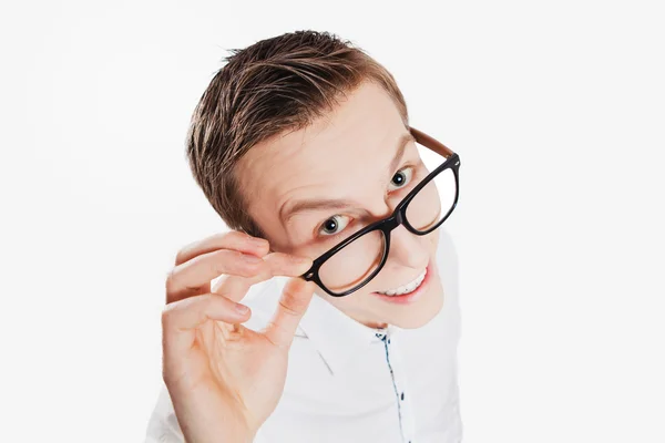 Junger Mann setzt seine Brille auf — Stockfoto