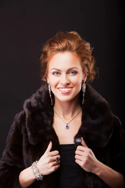 Mulher bonita em casaco de pele marrom de luxo — Fotografia de Stock