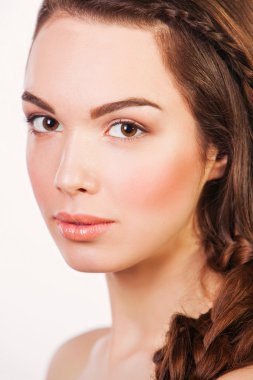 uzun olan güzel mutlu kadın kıvırcık