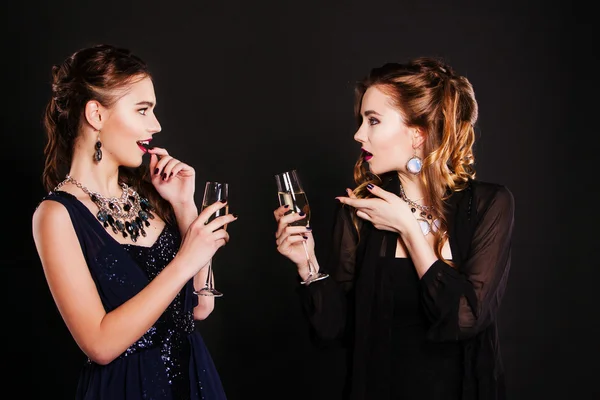 Två mode kvinna med vin glas champagne — Stockfoto