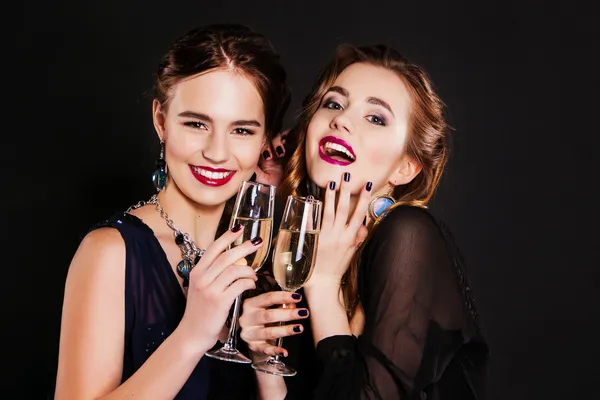 Jovens mulheres de moda feliz celebrando o evento . — Fotografia de Stock
