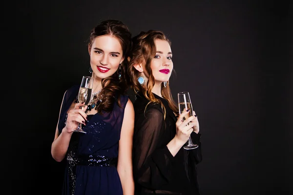 Крупный план двух молодых женщин с бокалами вина — стоковое фото