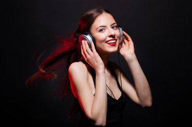 Güzel gülümseme güzel kadın müzik hayranı