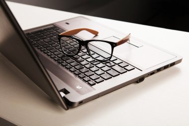iş ofis işyeri. laptop ve gözlük