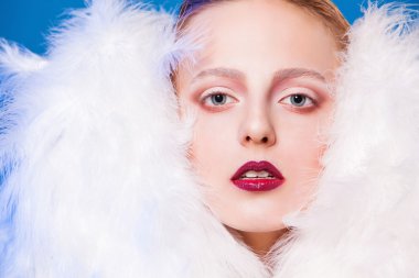 tüyler kırmızı dudaklı beyaz pelerinli güzel model