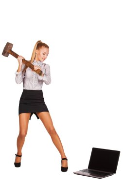 bir çekiç ile heyecanlı kadın laptop çökertildi