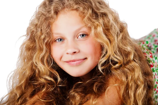 Portrait de jolie petite fille aux cheveux bouclés. Photo de mode — Photo