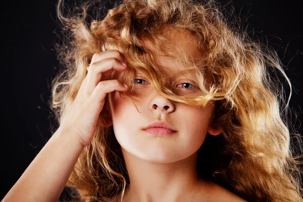 Retrato de una hermosa niña con el pelo ventoso. Foto de moda —  Fotos de Stock