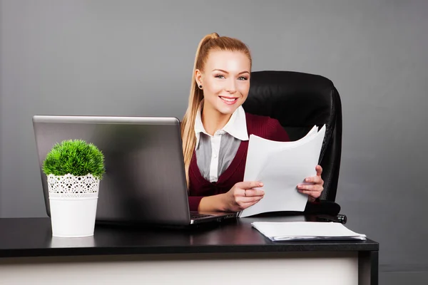 Mujer de negocios sonriente con papel en la oficina —  Fotos de Stock