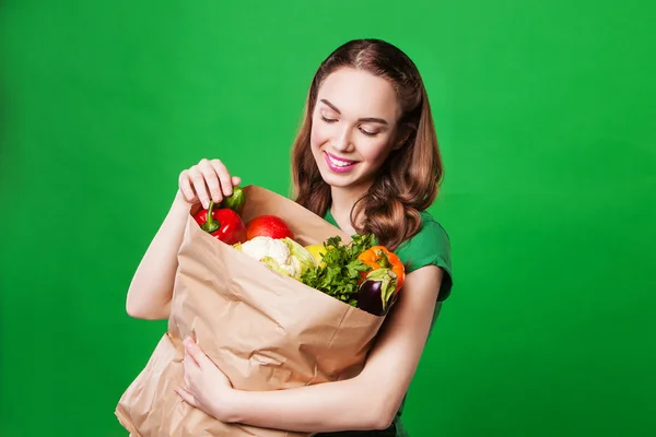 Hermosa mujer sosteniendo una bolsa llena de comida fresca y saludable —  Fotos de Stock