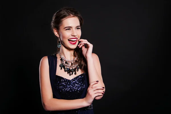 Hermosa mujer con maquillaje perfecto usando joyas —  Fotos de Stock