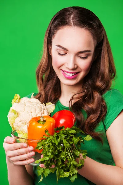 Krásná žena drží s potravinami pytel plný čerstvé a zdravé potraviny. — Stock fotografie