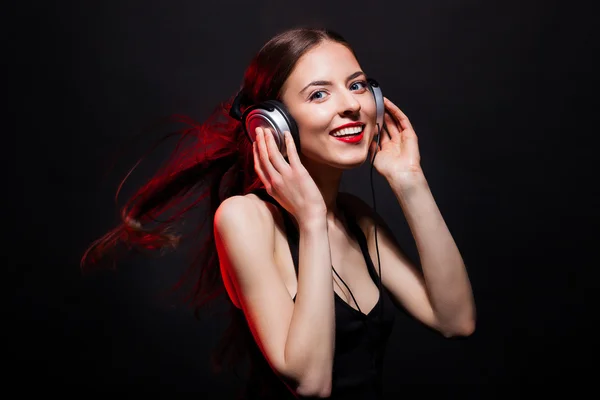 Vackra leende av vacker kvinna musik fan — Stockfoto