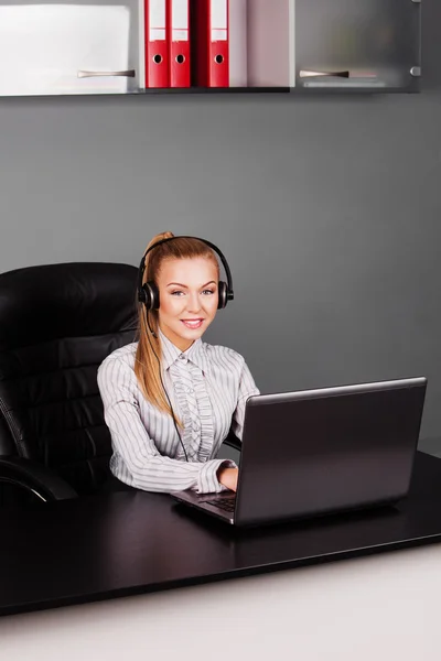 Sonriente operador de línea de ayuda con auriculares —  Fotos de Stock